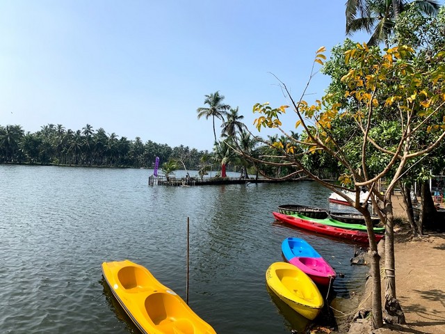 Naalumaanikaattu beach, Kayaking
